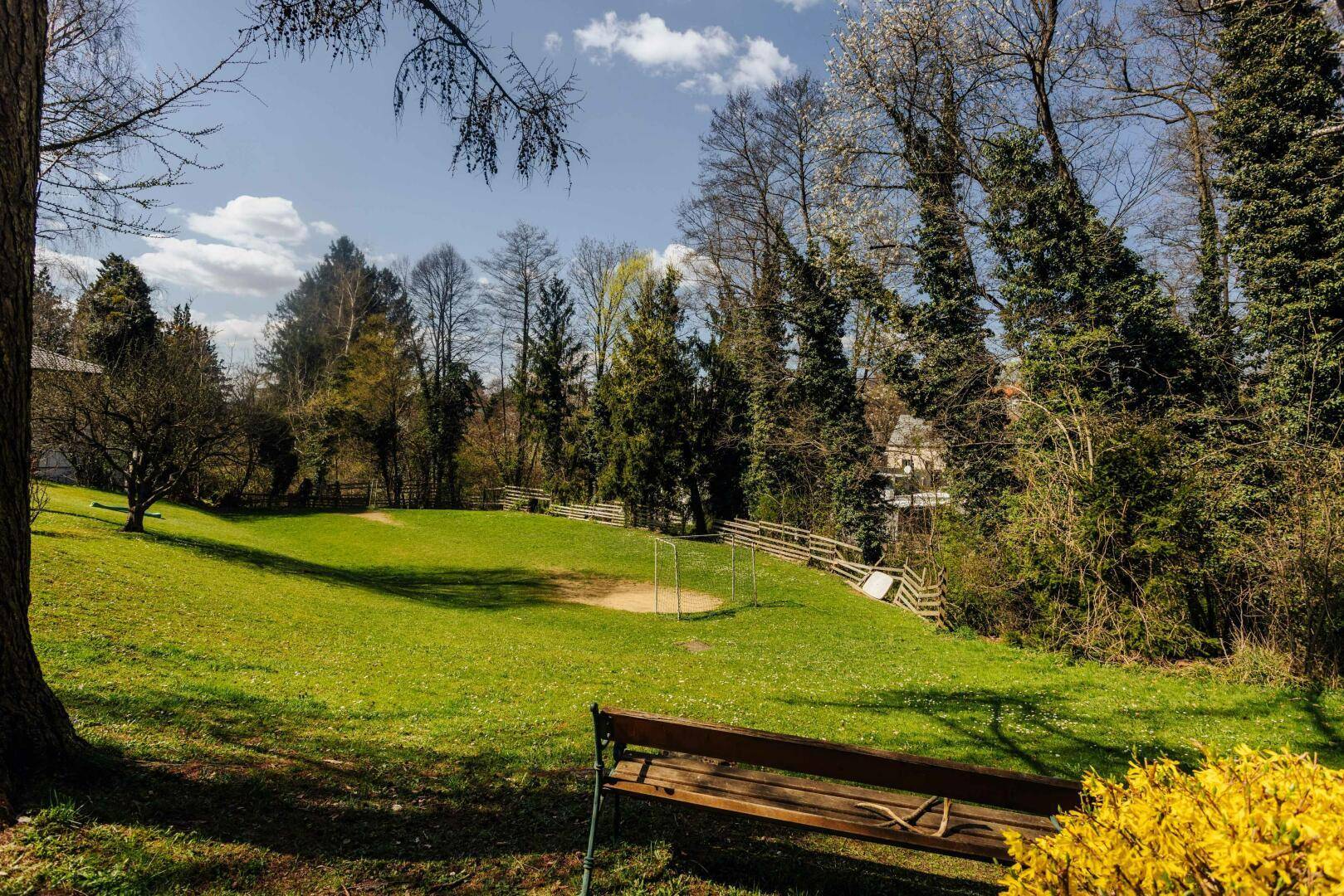 Fussball-/Spielplatz