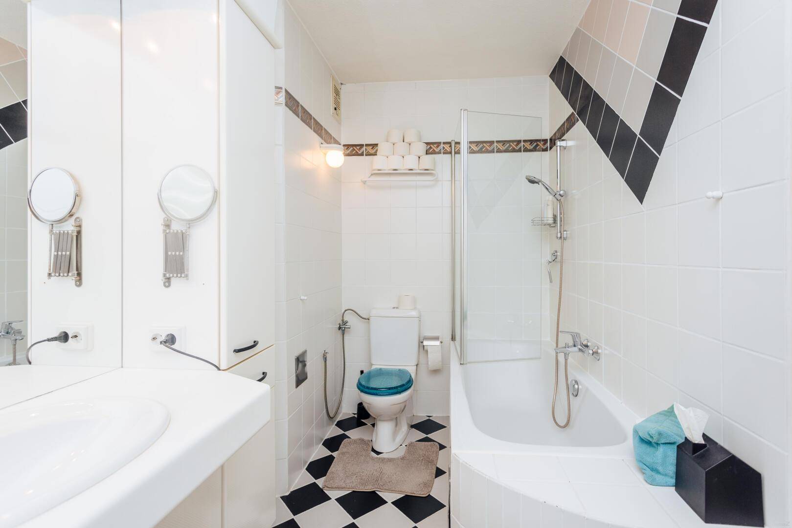 Bad/WC mit Wanne und WMA