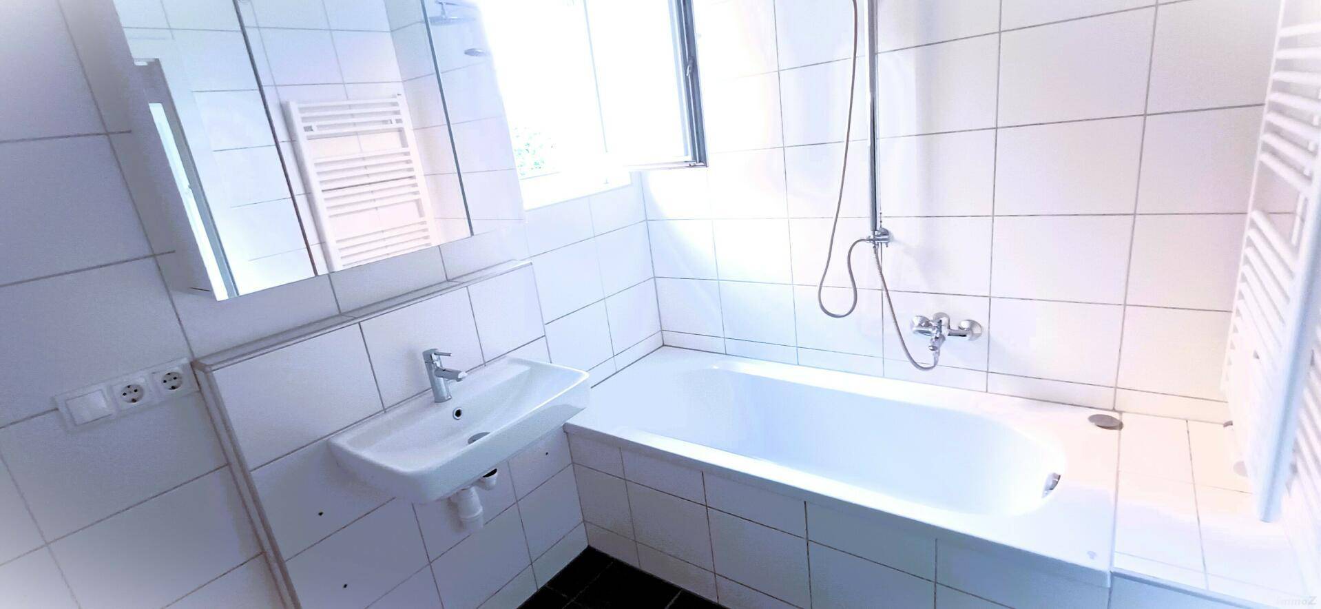 05 Badezimmer mit Fenster, Wanne, Handtuchwärmer