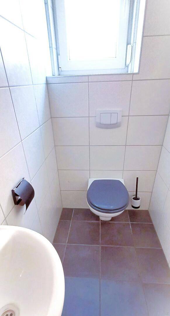 05b WC getrennt mit Fenster