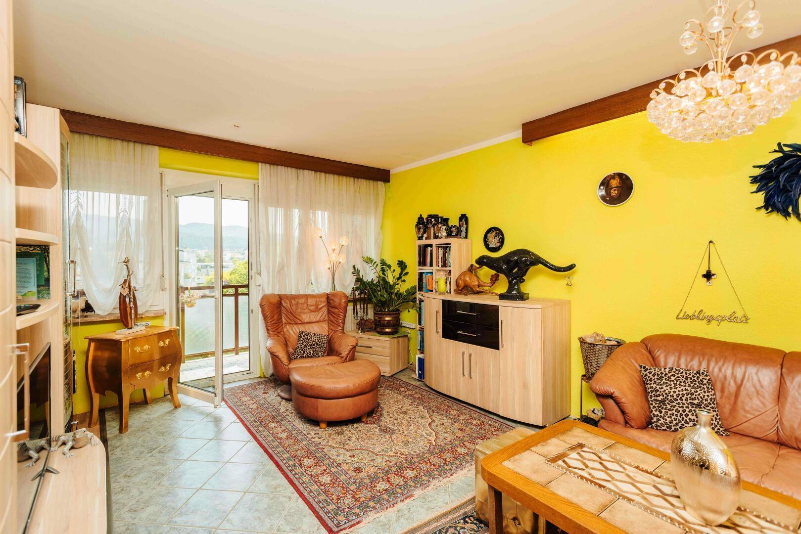 Wohnzimmer mit Balkon