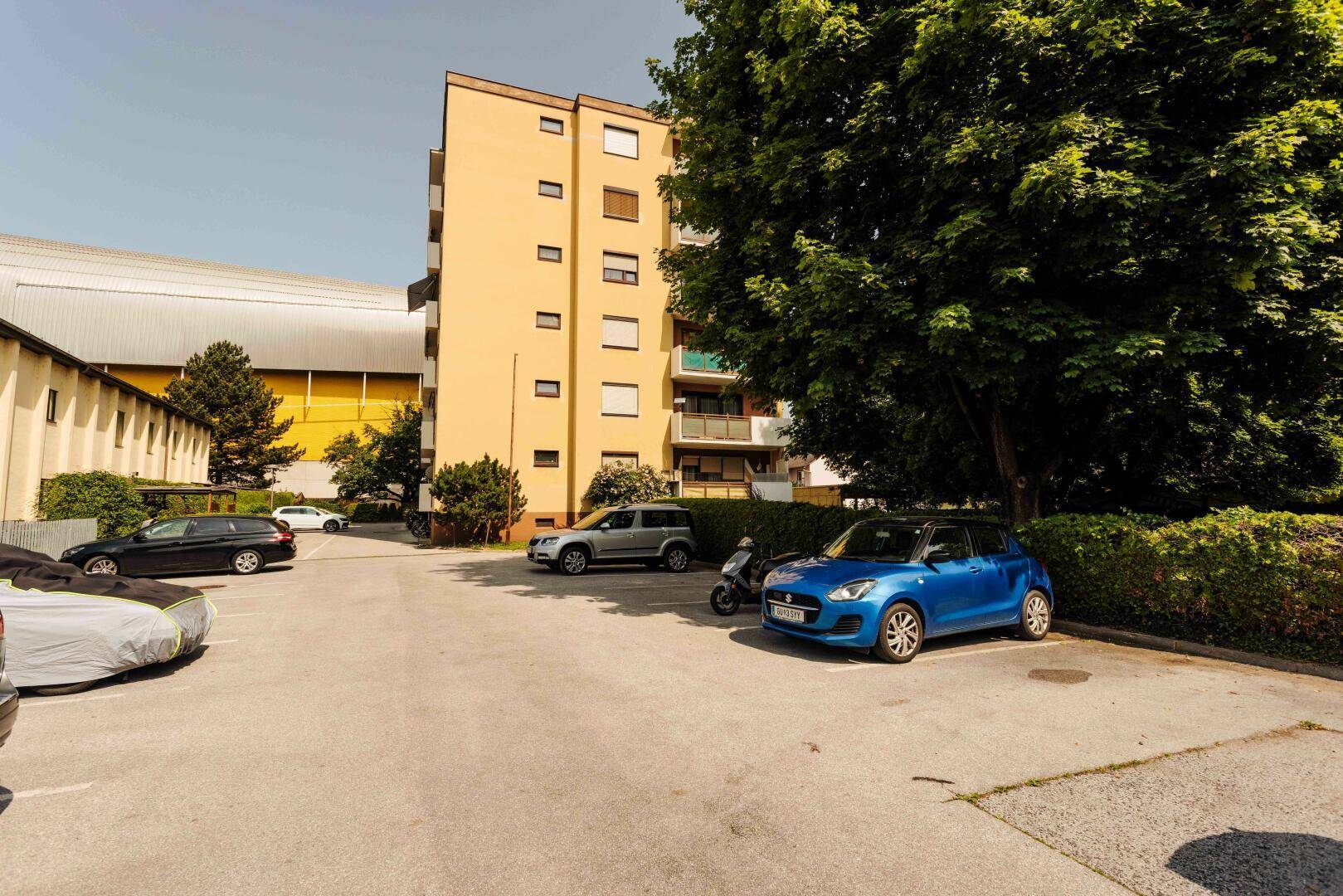 Wohngebäude mit Parkplätzen