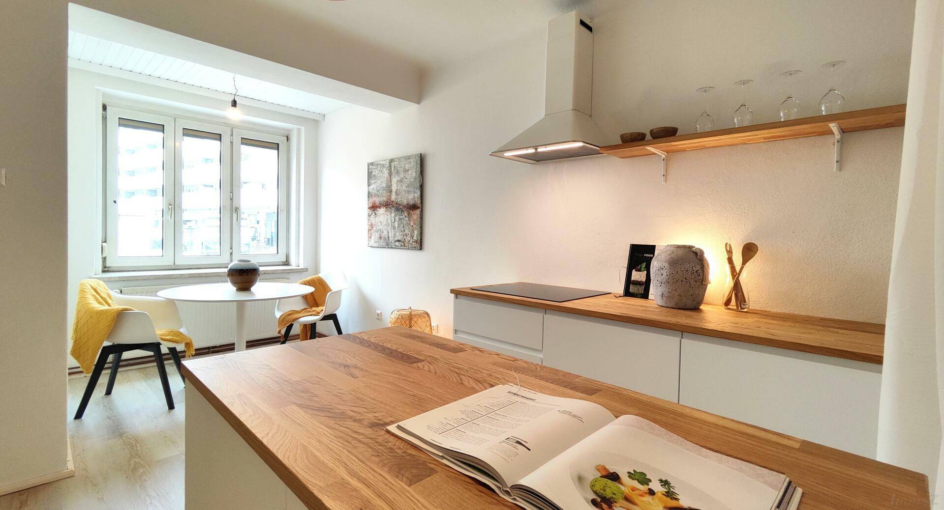 moderne Küche mit Essplatz