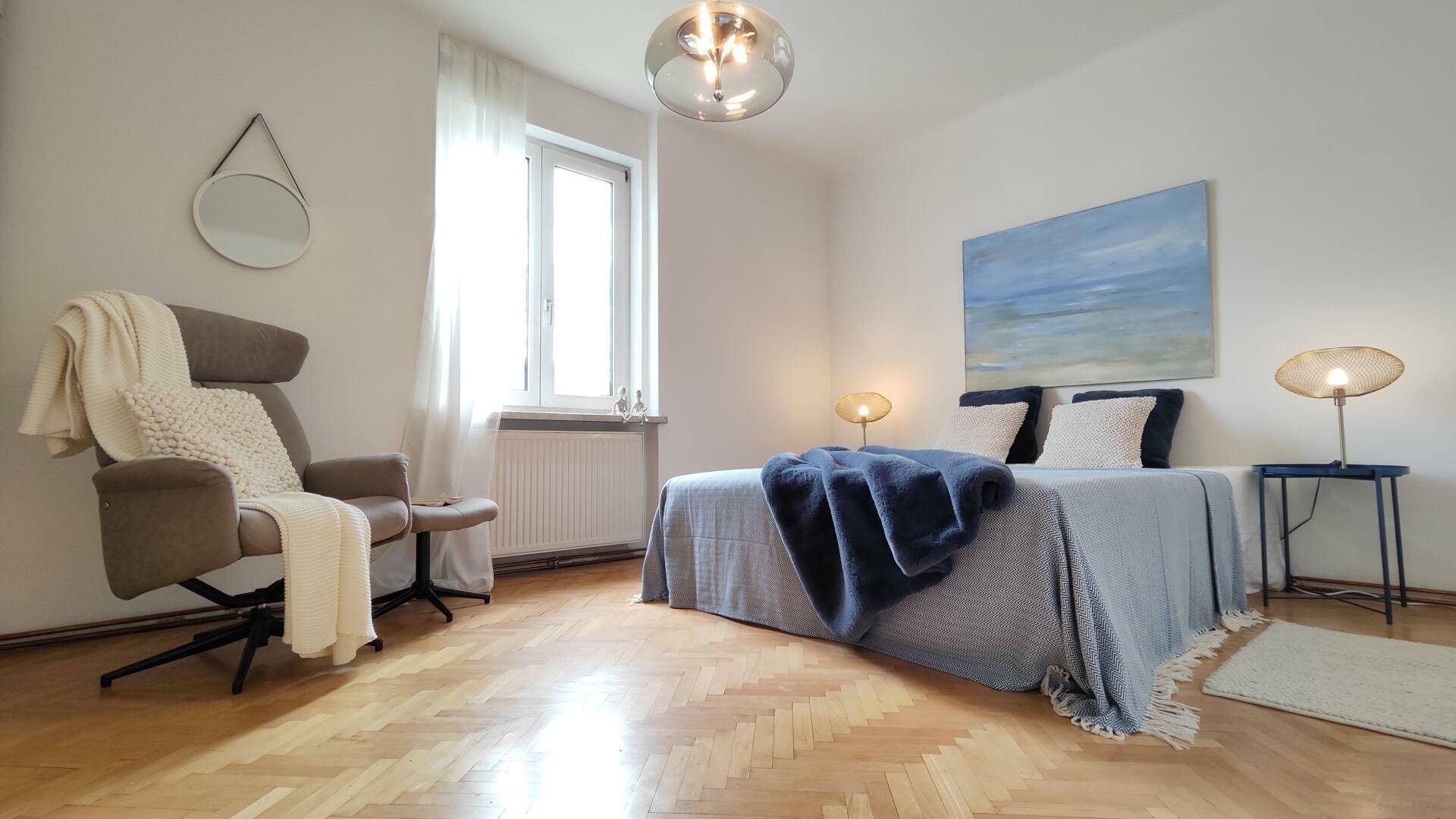 geräumiges Schlafzimmer