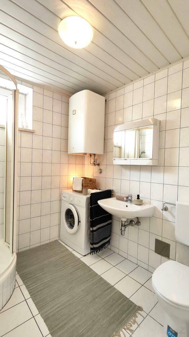 Badezimmer mit Dusche und Waschmaschinenanschluß