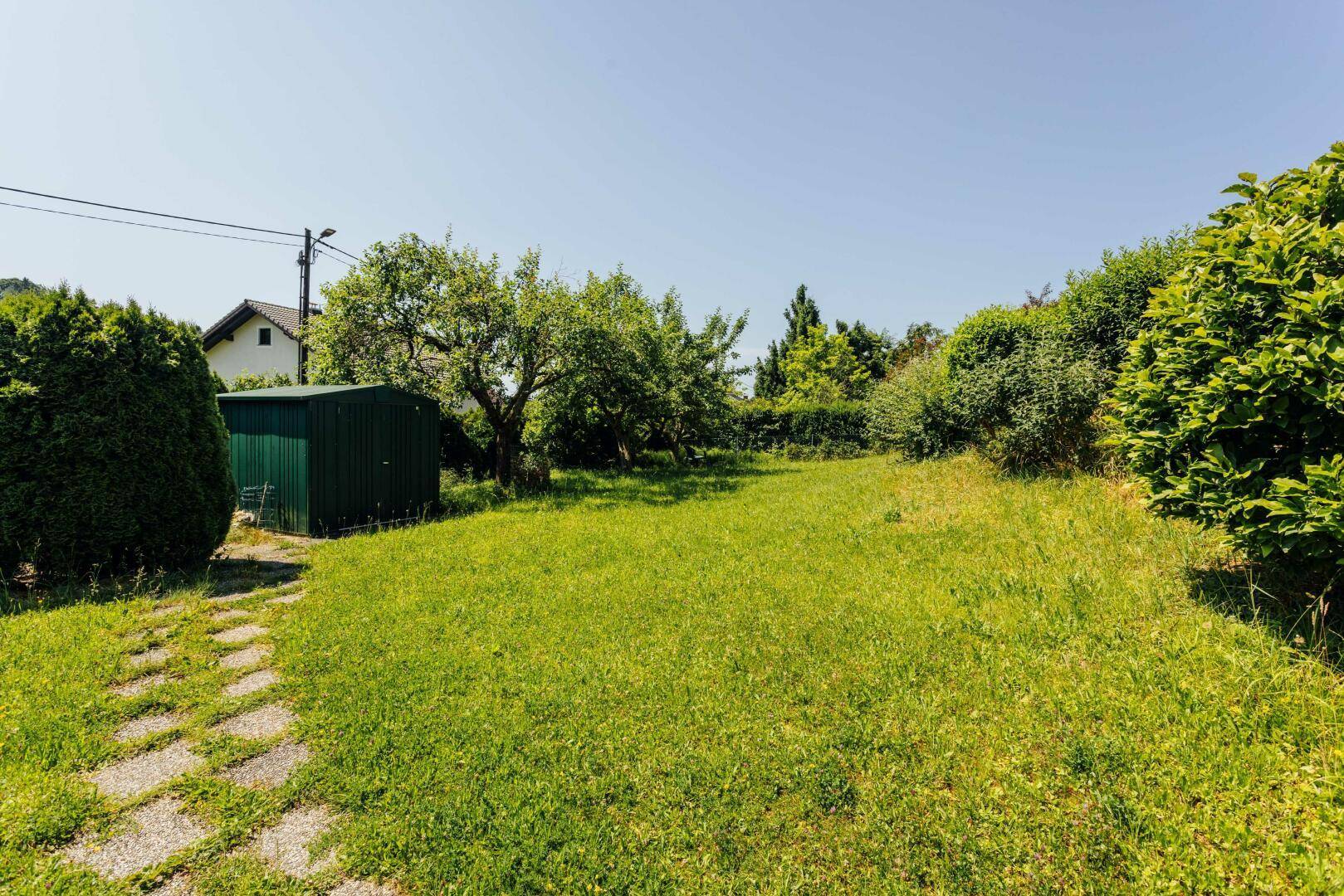 Vorgarten mit Gerätehaus