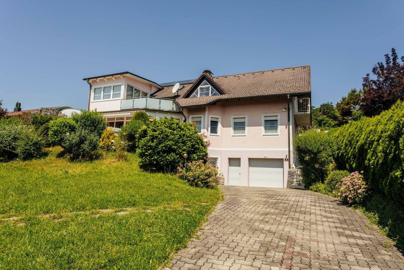 Zufahrt/Vorderansicht Wohnhaus