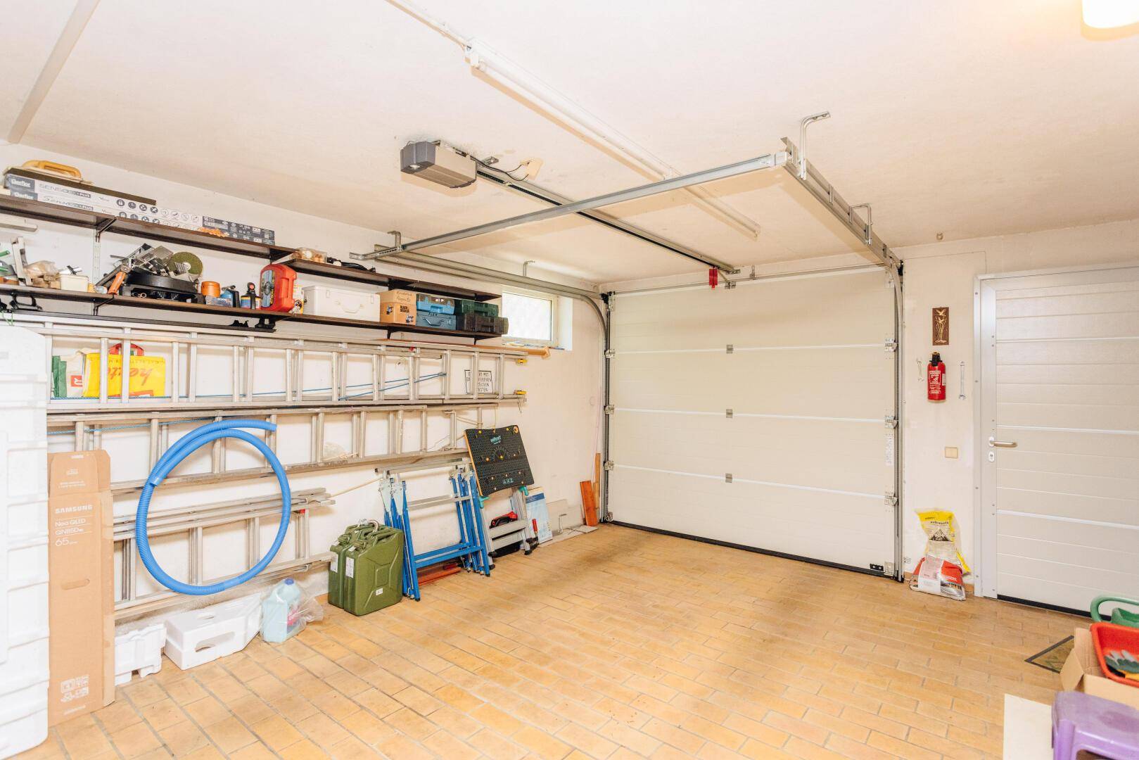 Garage mit elektrischem Tor