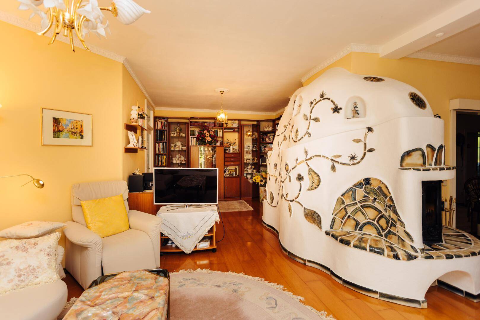Wohnzimmer mit Kachelofen