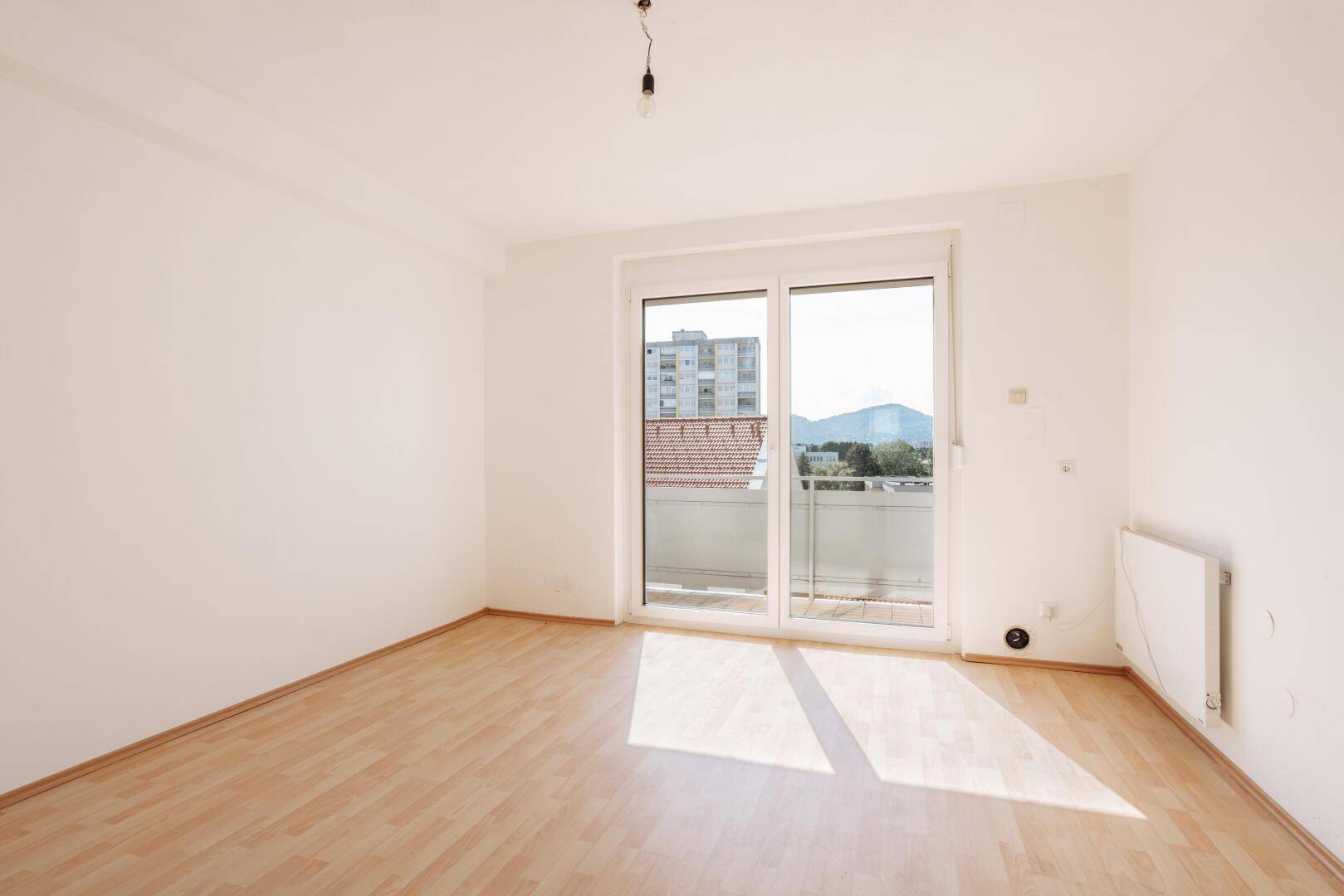 Zimmer mit Balkonzugang