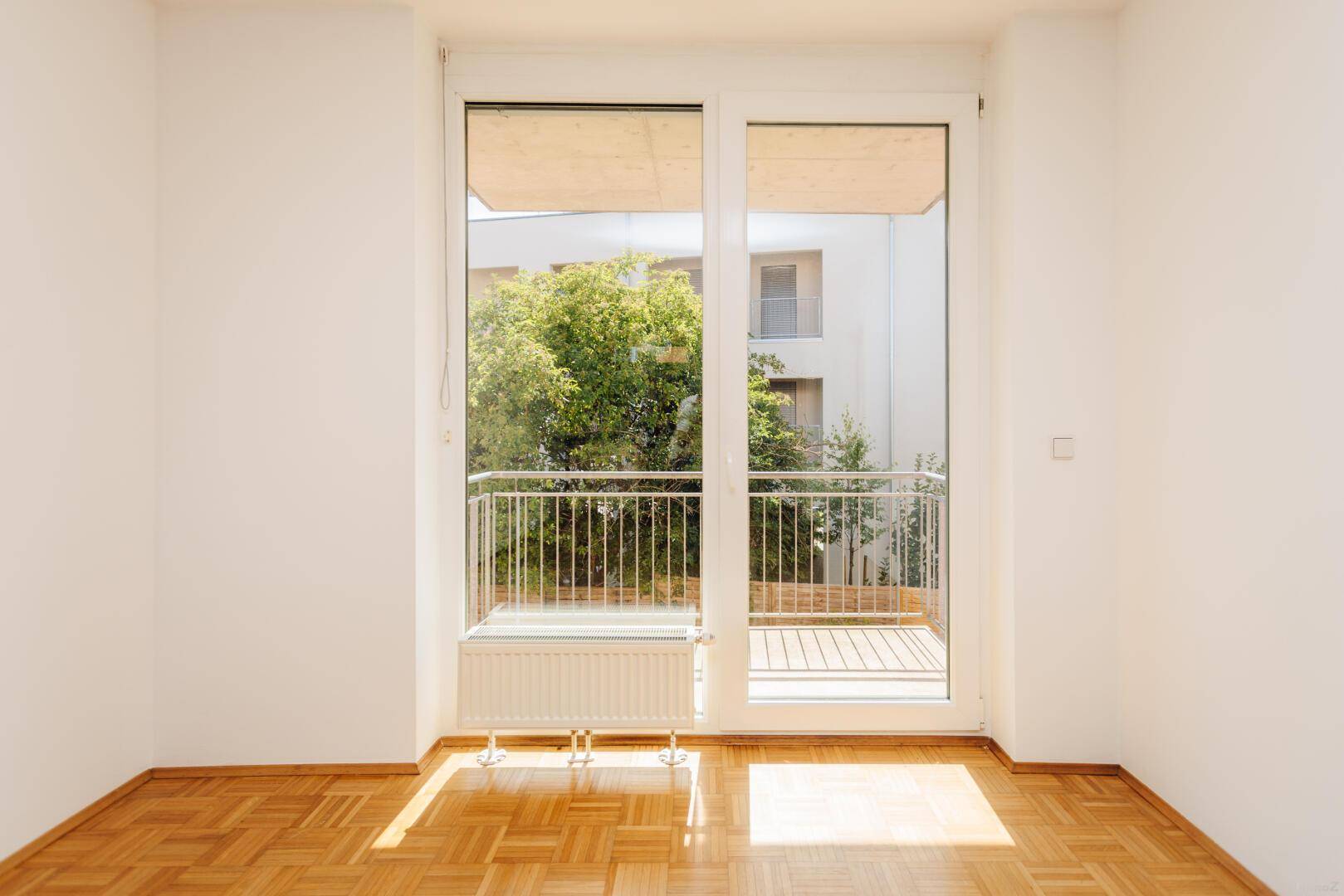 Blick aus Wohn-Ess-Küche auf Balkon