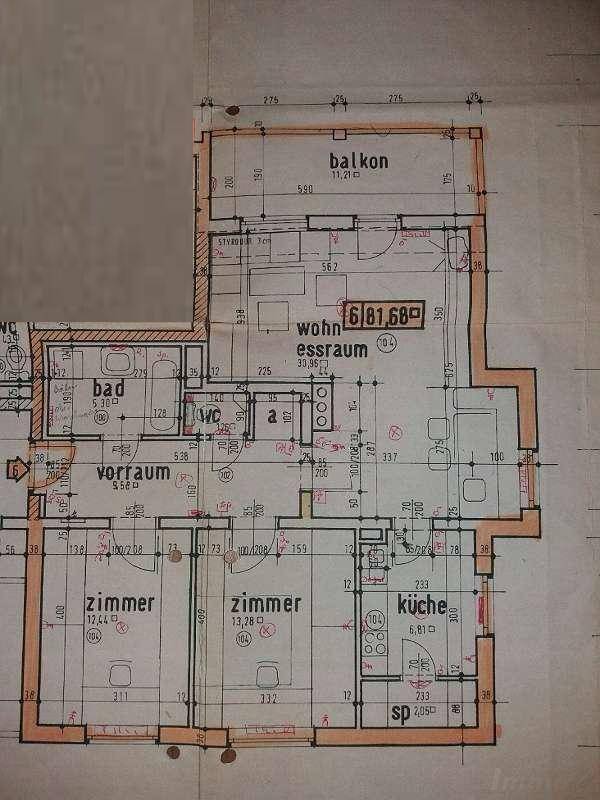Detaillierter Grundriss einer Wohnung mit Wohn-Essraum, Küche, Bad, separatem WC und Balkon.