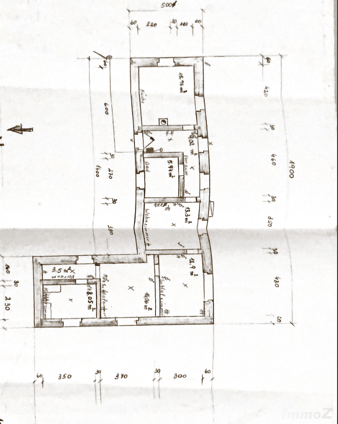 Handgezeichneter Grundrissplan mit Raumaufteilung und Bemaßungen des Hauses.