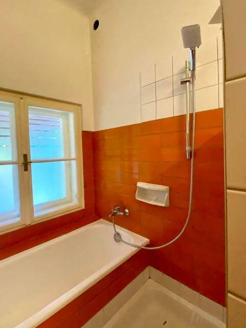 Bad mit Wanne und Dusche