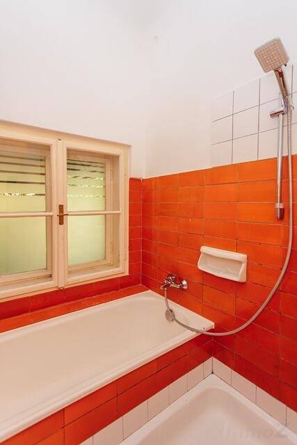 Bad mit Dusche und Wanne, Fenster