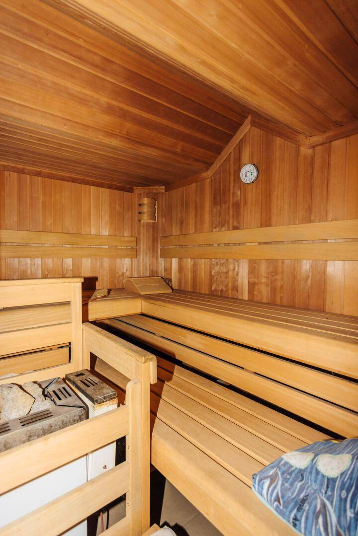Traditionelle Holzsauna mit mehreren Bänken für Entspannung.