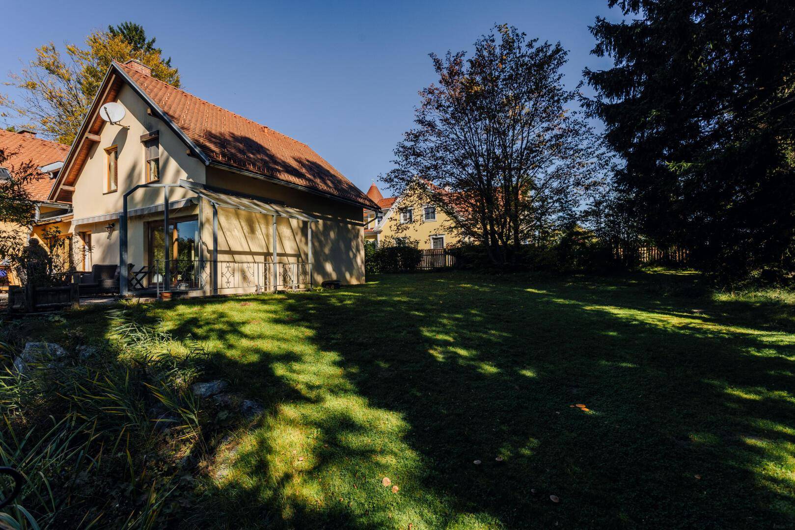 Großer Rasenbereich vor dem Haus mit viel Grün und sonniger Ausrichtung.