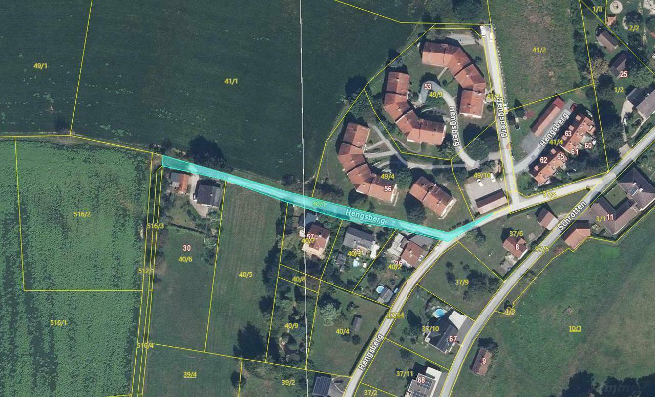 Katasterplan mit Grundstücksgrenzen und Straßen, wobei ein langer, schmaler Bereich blau markiert ist.