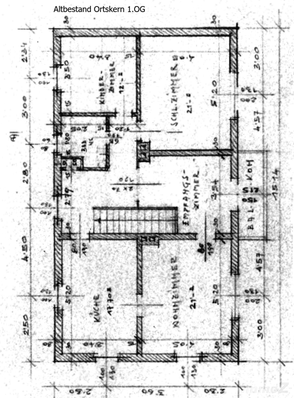 Handgezeichneter Grundriss des Obergeschosses mit Zimmern und Balkon.