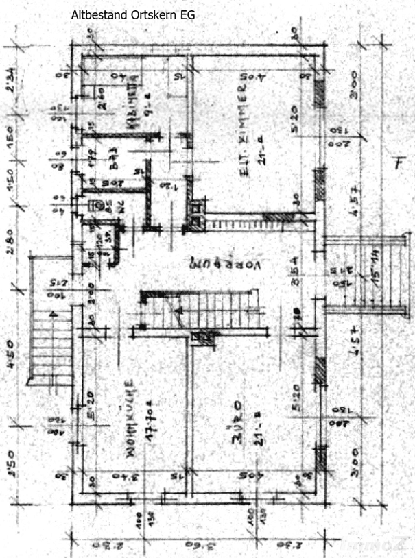 Handgezeichneter Grundriss des Erdgeschosses mit Wohnküche und Zimmern.