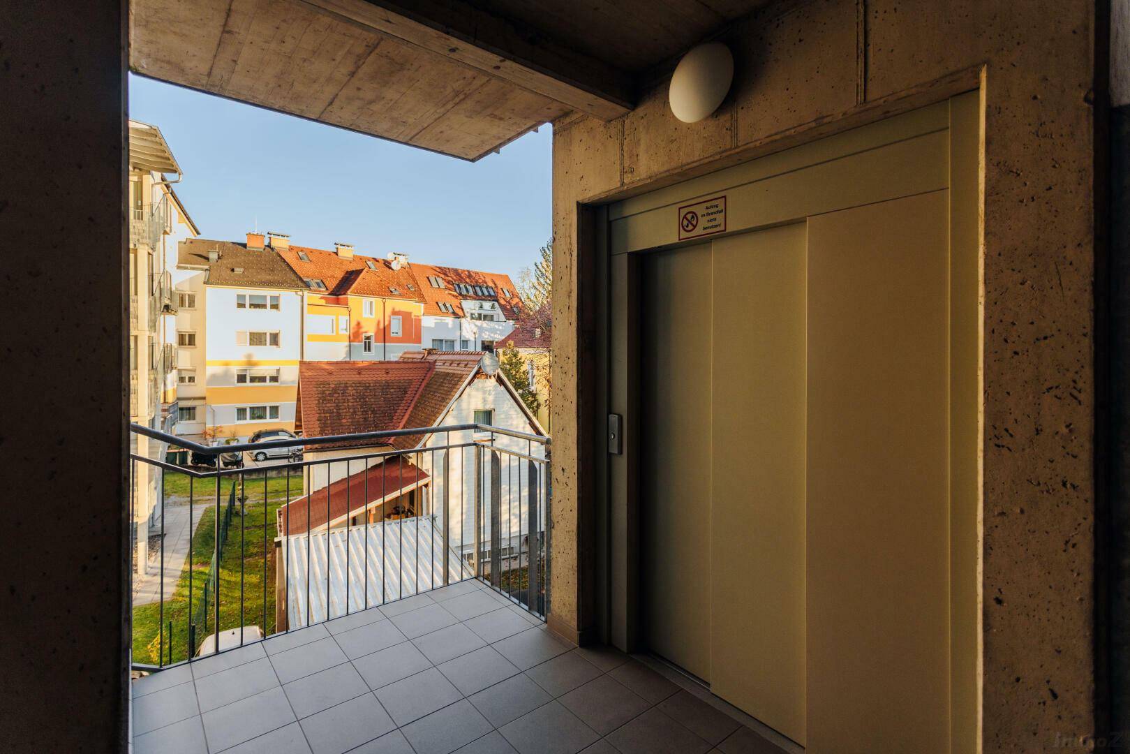 Aufzugsbereich mit Blick auf die umliegenden Gebäude und die Nachbarschaft.