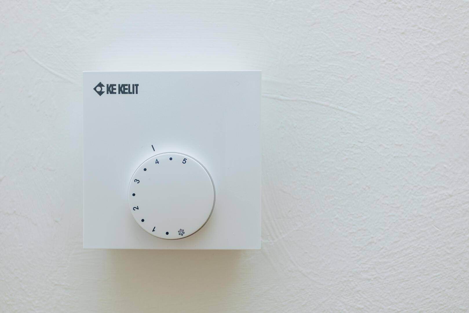 Nahaufnahme eines modernen Thermostats zur Steuerung der Raumtemperatur.
