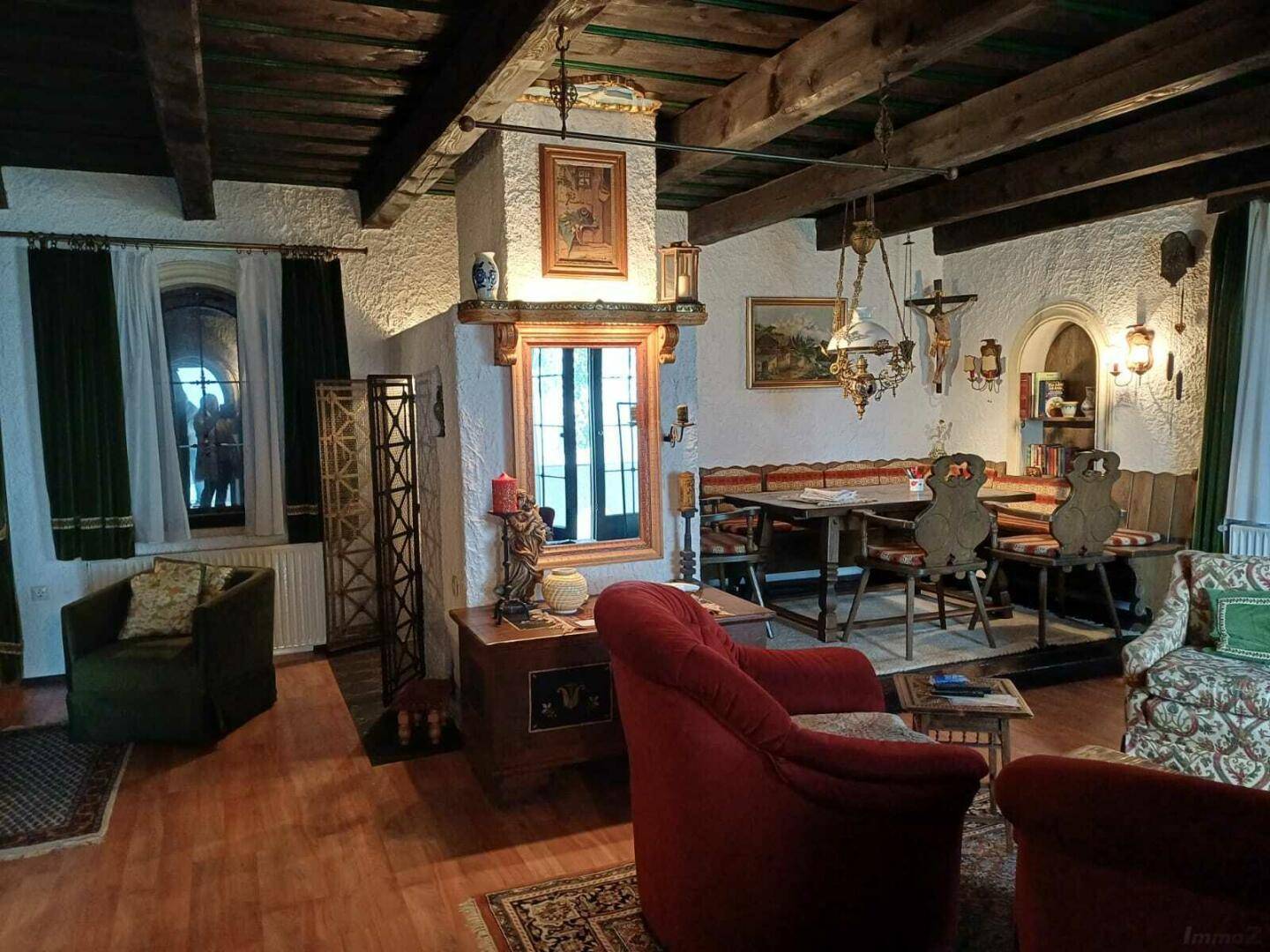 Traditionelles Wohn- und Esszimmer im alpinen Stil mit Holzbalkendecke, Parkettboden und rustikalen Möbeln.