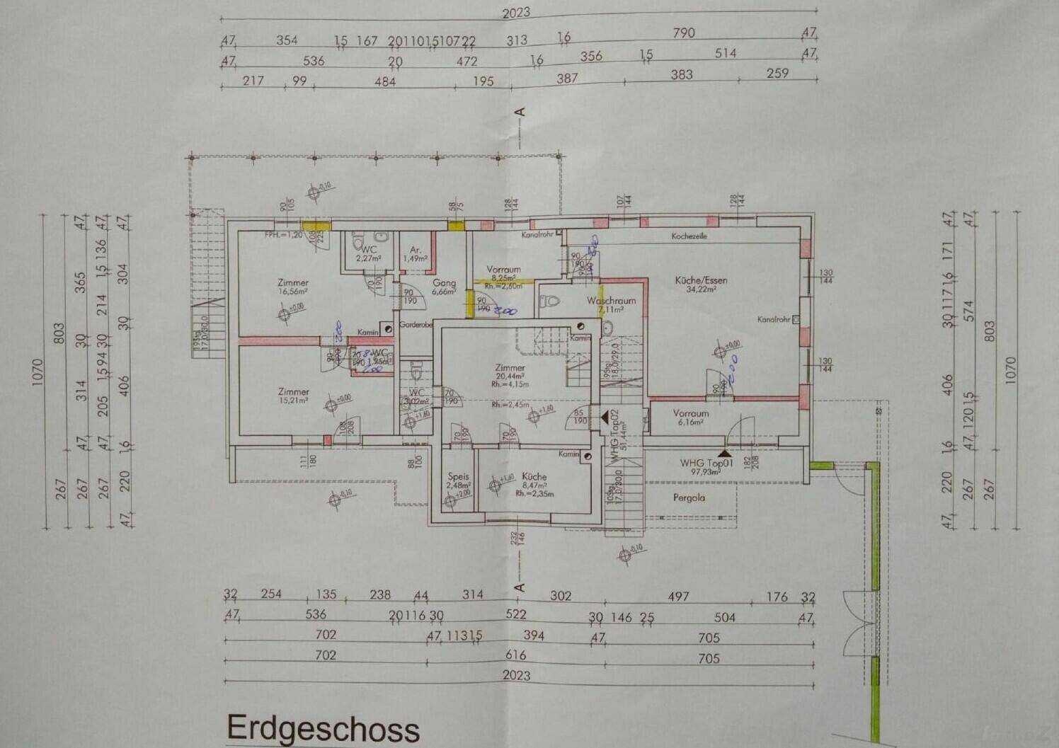 Grundriss des Erdgeschosses mit offener Küche, Wohnbereich und Zugang zu einer Pergola.