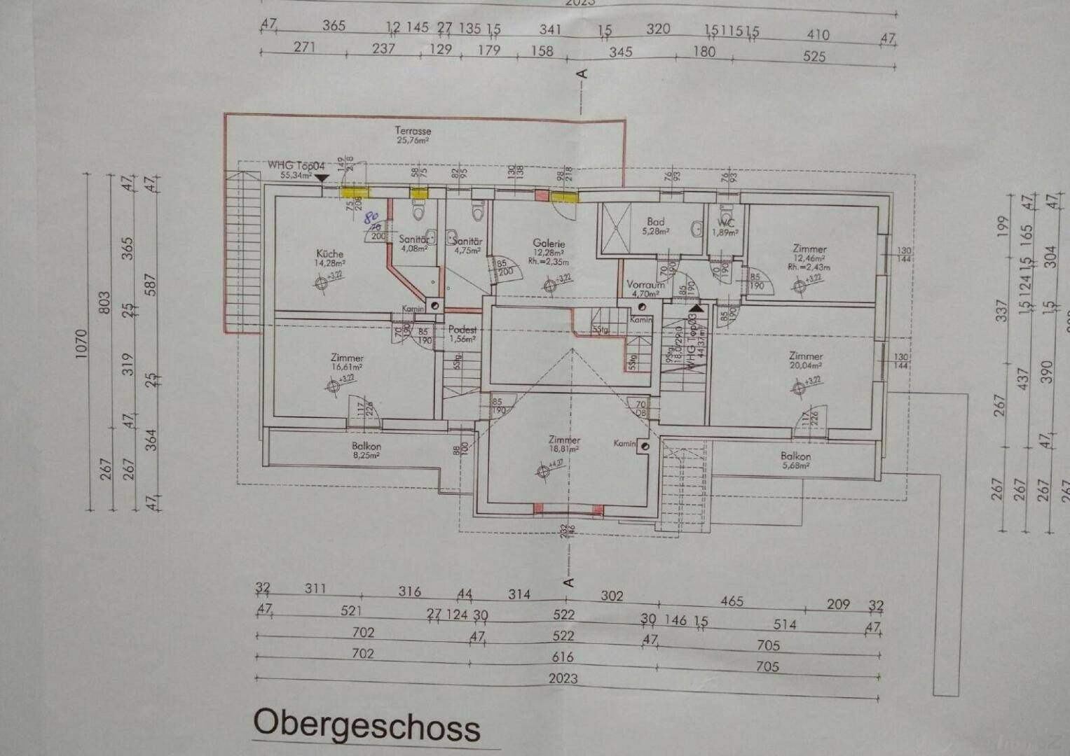 Grundriss des Obergeschosses mit mehreren Zimmern, einer großen Terrasse und zwei Balkonen.