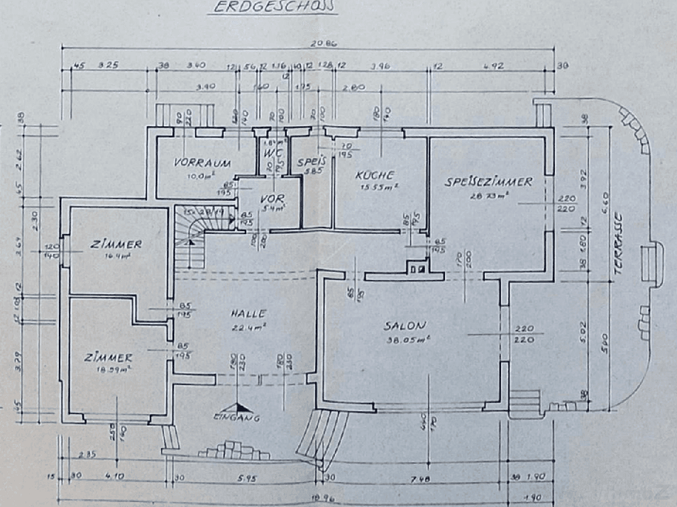 Grundriss des Erdgeschosses mit Salon, Speisezimmer, Küche, Vorraum, WC und einer großzügigen Terrasse.