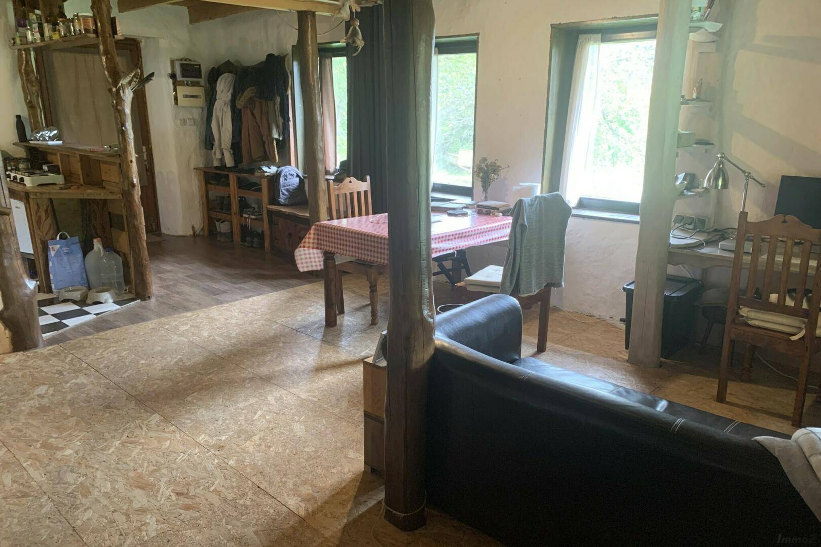 Rustikaler Wohn- und Essbereich mit Holzbalken, Parkettboden und gemütlicher Einrichtung.