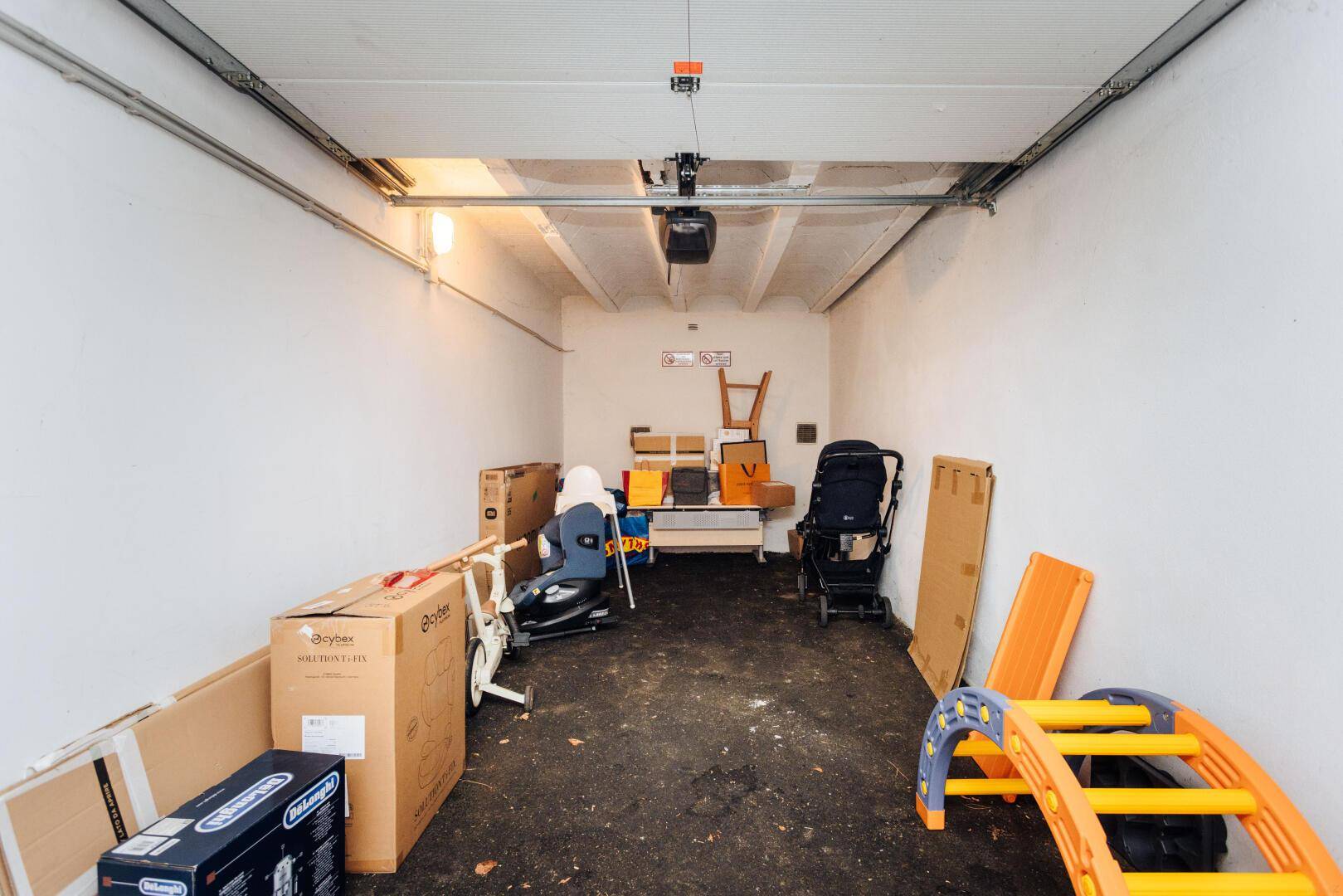 Geräumige Garagebox, die als praktischer Abstellraum für verschiedene Haushaltsgegenstände dient.