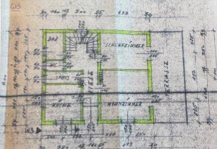 Grundrissplan mit Zimmern, Küche, Bad und Terrasse, möglicherweise für ein Erdgeschoss.