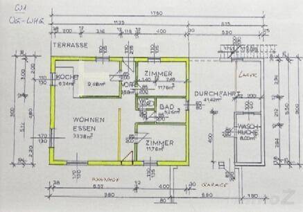 Grundriss einer Wohnung mit Wohn-Essbereich, Küche, zwei Zimmern und Terrasse.