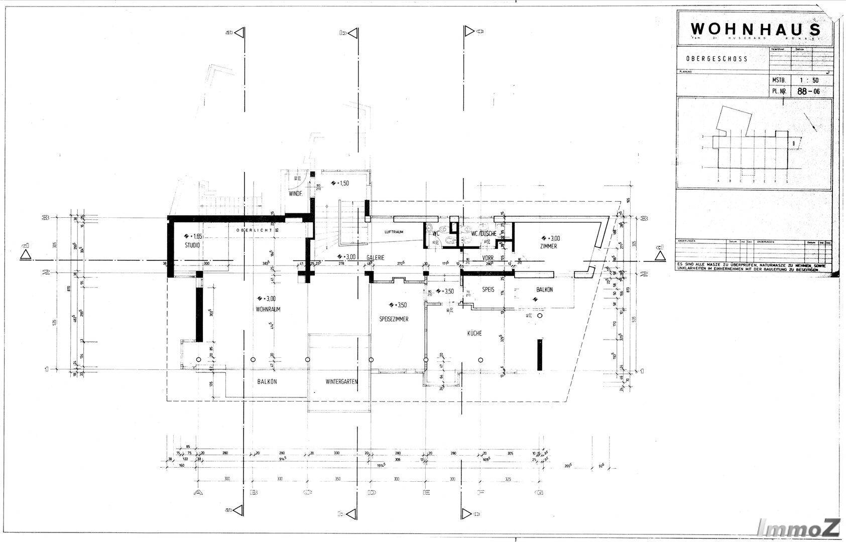 Grundriss des Obergeschosses mit Wohnzimmer, Küche, Balkon und Wintergarten.