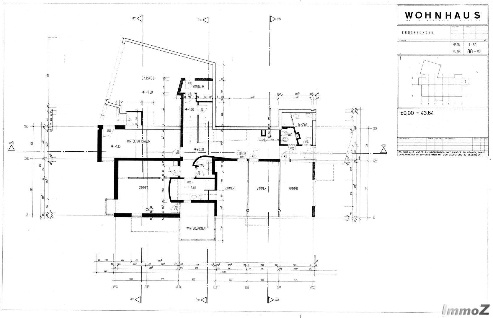 Grundriss des Erdgeschosses mit Garage, Zimmern und Wintergarten.