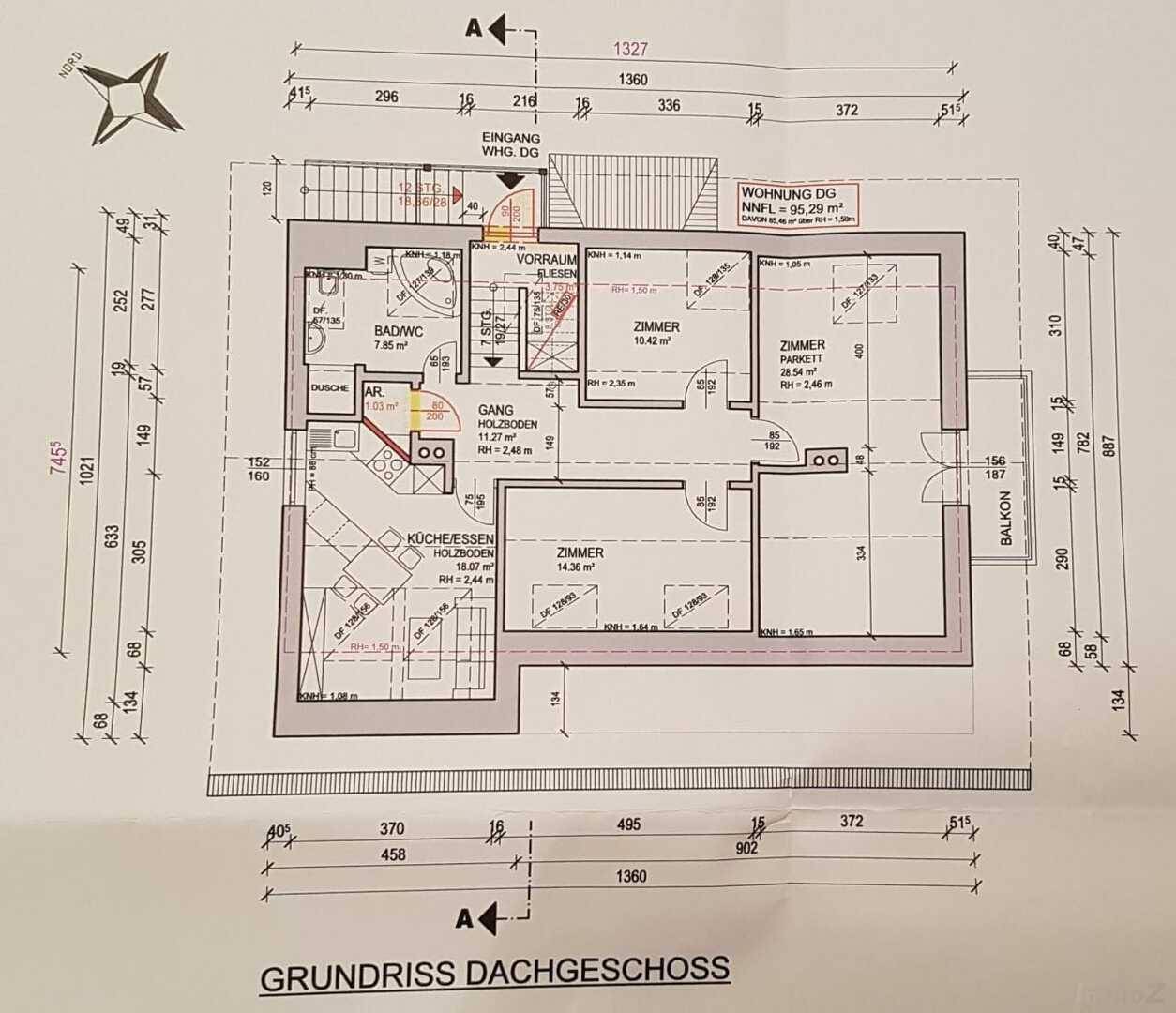 Grundriss des Dachgeschosses mit Küche/Essbereich, Bad und Balkon.