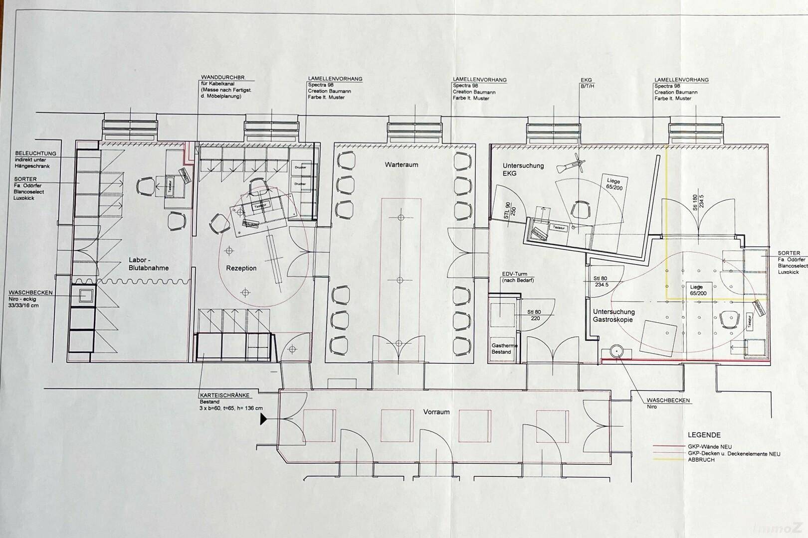 Grundriss einer Arztpraxis mit Empfang, Wartebereich und mehreren Untersuchungsräumen.