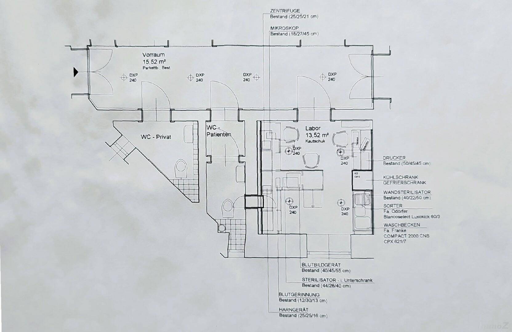Grundriss mit Labor, privater und öffentlicher Toilette sowie einem Vorraum.
