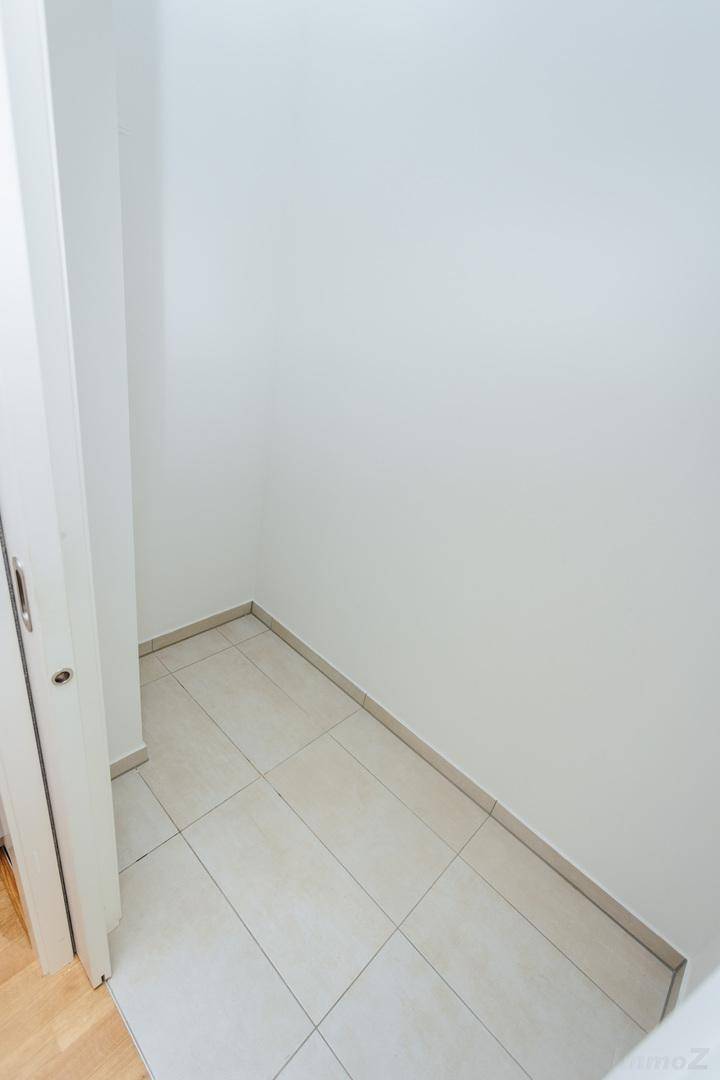 Kleiner, leerer Abstellraum mit Fliesenboden und weißen Wänden, ideal für zusätzlichen Stauraum.