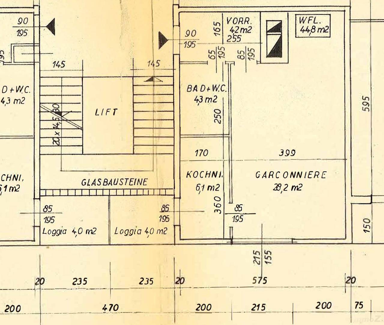 Detaillierter Grundriss einer Garçonnière mit Bad, Küche und Loggia, inklusive Liftzugang.