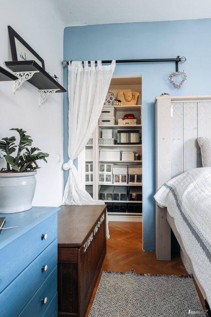 Schlafzimmer mit Zugang zu einem begehbaren Kleiderschrank und Holzboden.