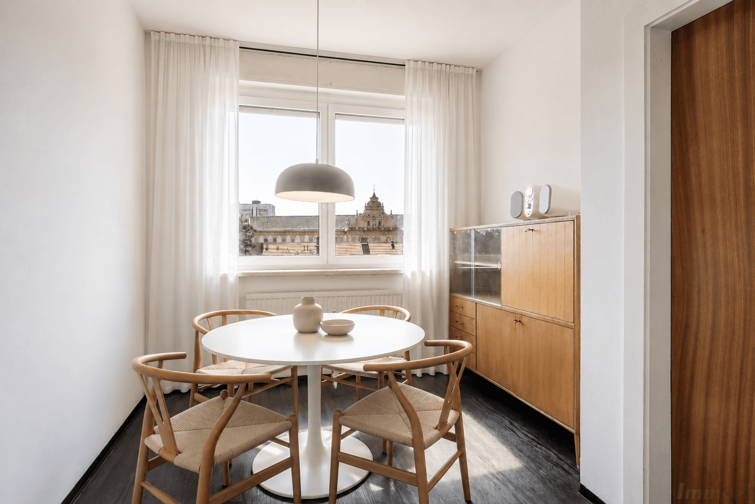 Heller Essbereich mit Holzboden, modernem Esstisch und Blick auf die Stadt.
