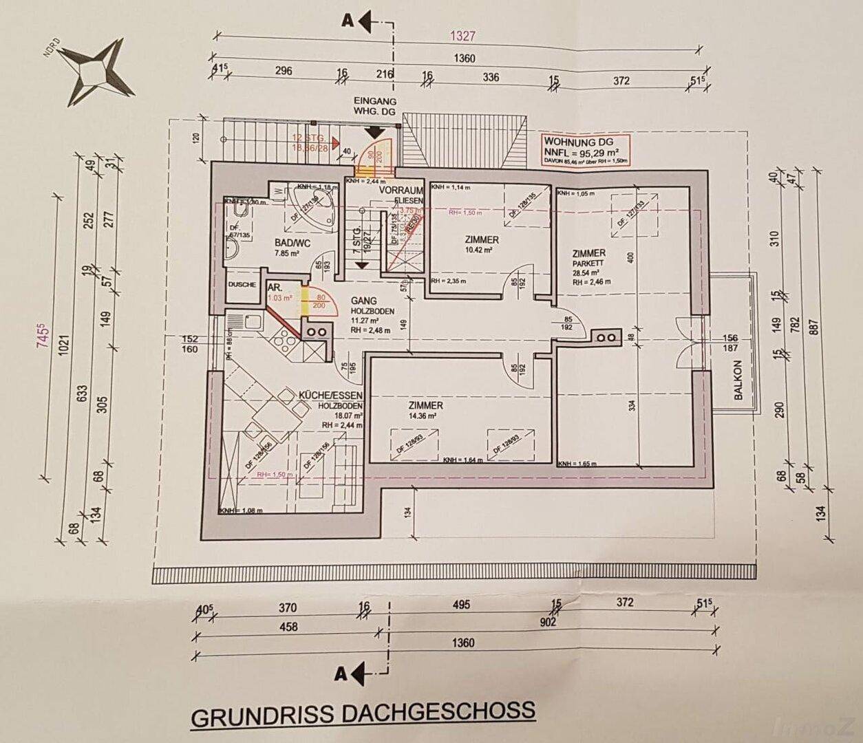 Grundriss des Dachgeschosses mit Schlafzimmern, Bad und Balkon.