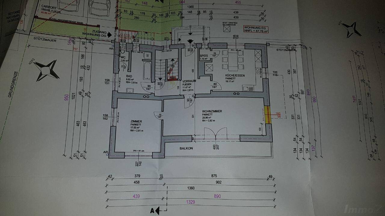 Grundriss des Erdgeschosses mit Wohnzimmer, Küche/Essbereich und Balkon.