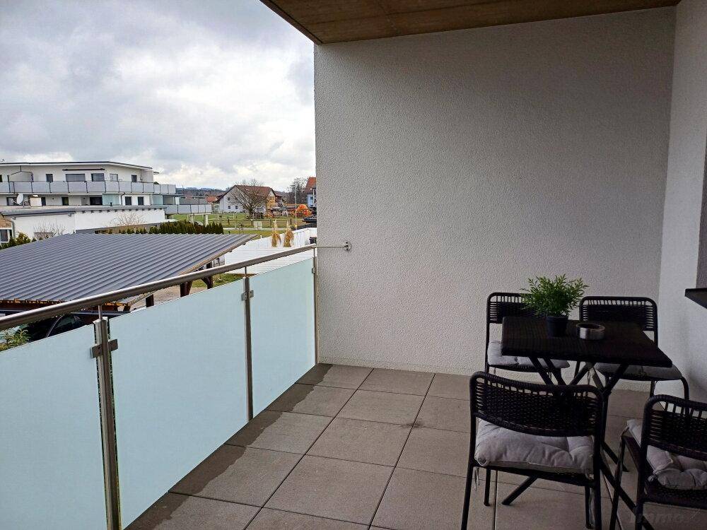 Geräumiger Balkon mit moderner Verglasung und Sitzgelegenheiten, Blick auf die Umgebung.