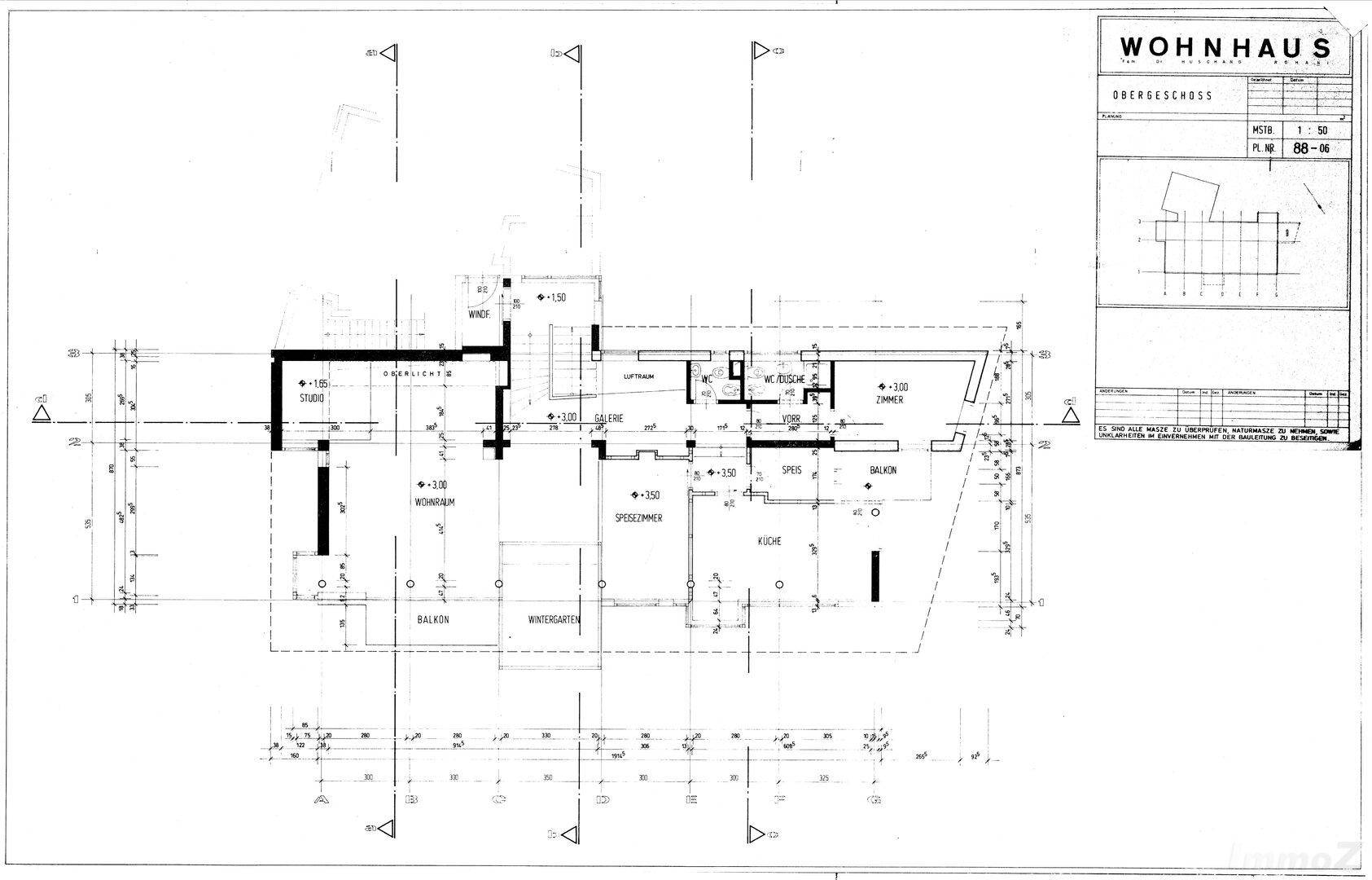 Grundriss des Obergeschosses mit Wohnzimmer, Küche, Esszimmer, Balkon und Wintergarten.