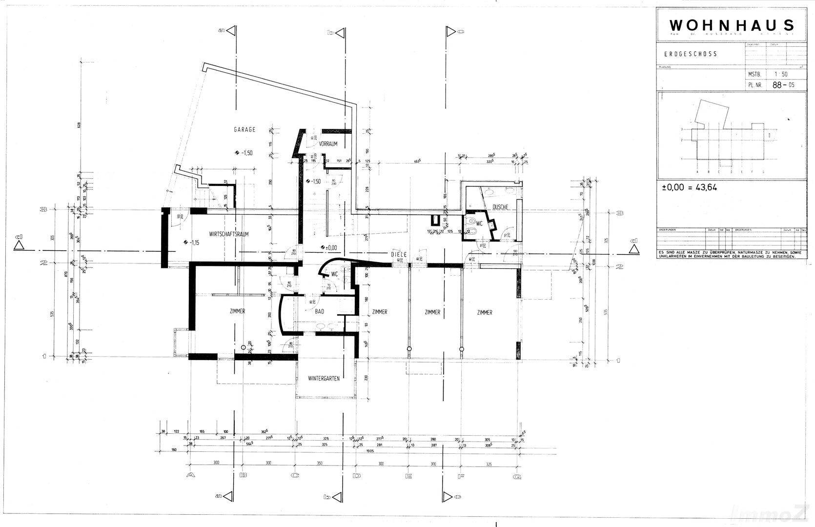 Grundriss des Erdgeschosses mit Zimmern, Bad, Wintergarten und integrierter Garage.
