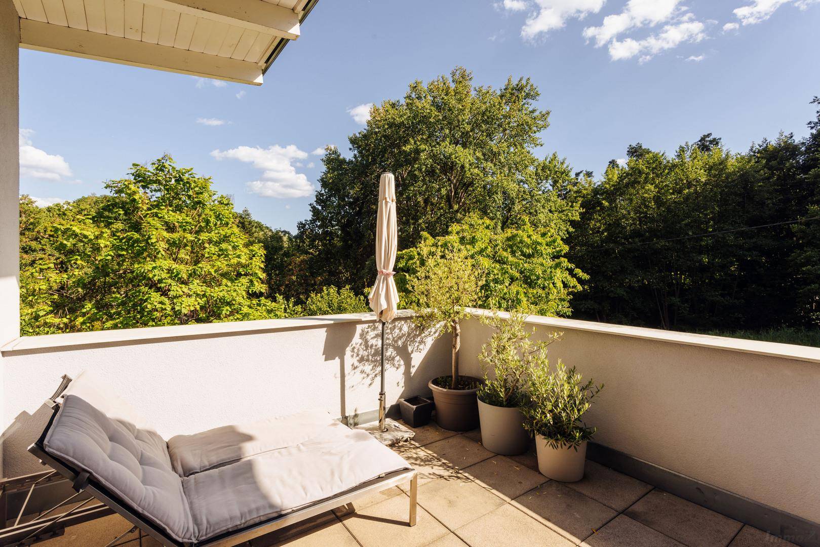 Weitläufige Dachterrasse mit Panoramablick ins Grüne und viel Platz zum Entspannen.