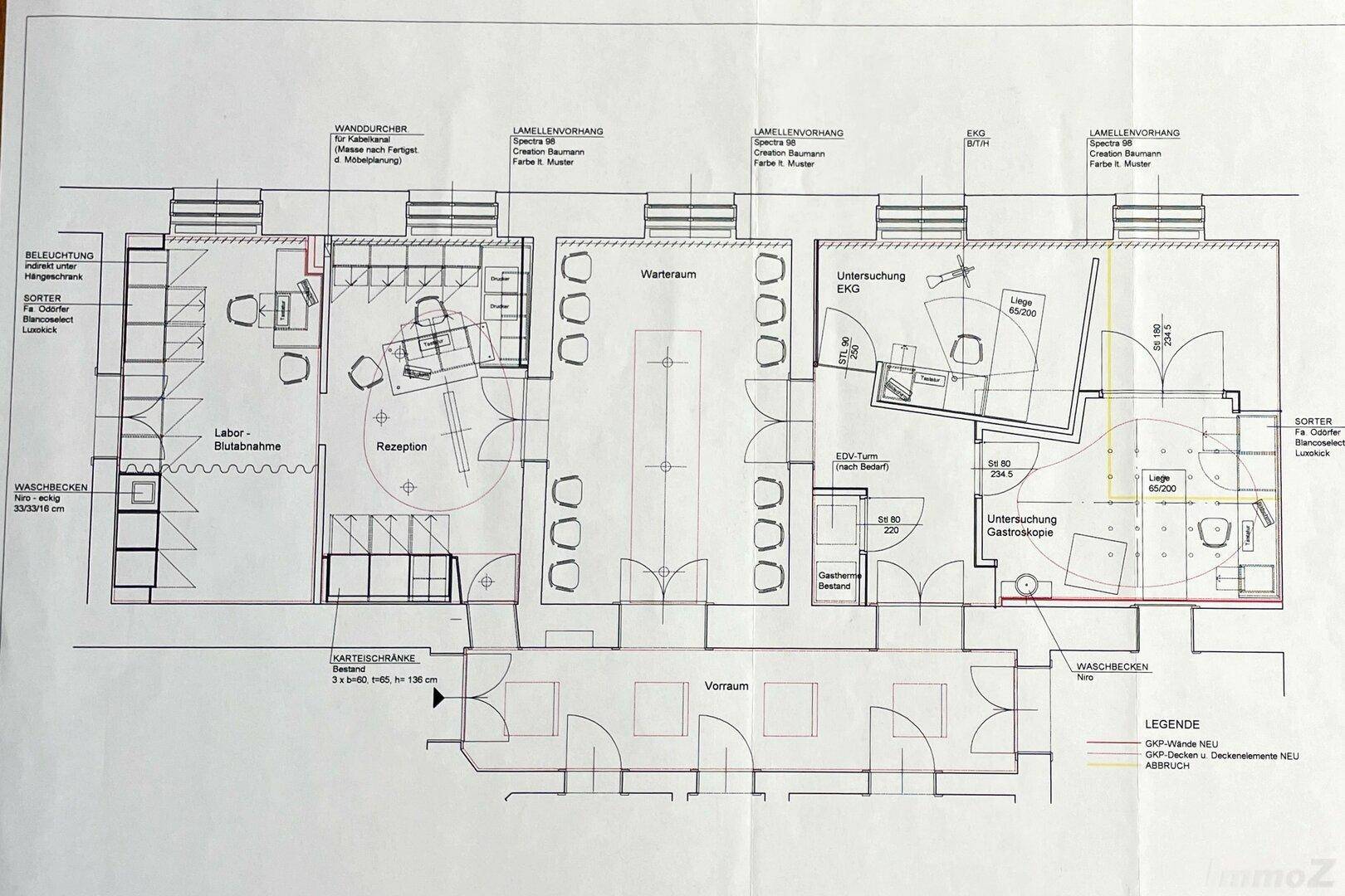 Detaillierter Plan einer Arztpraxis mit Empfang, Labor und mehreren Behandlungsräumen.